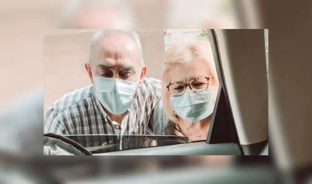 Abuelos conocen a su nieta a través de un vidrio por la medida sanitaria debido al coronavirus. Foto: Instagram