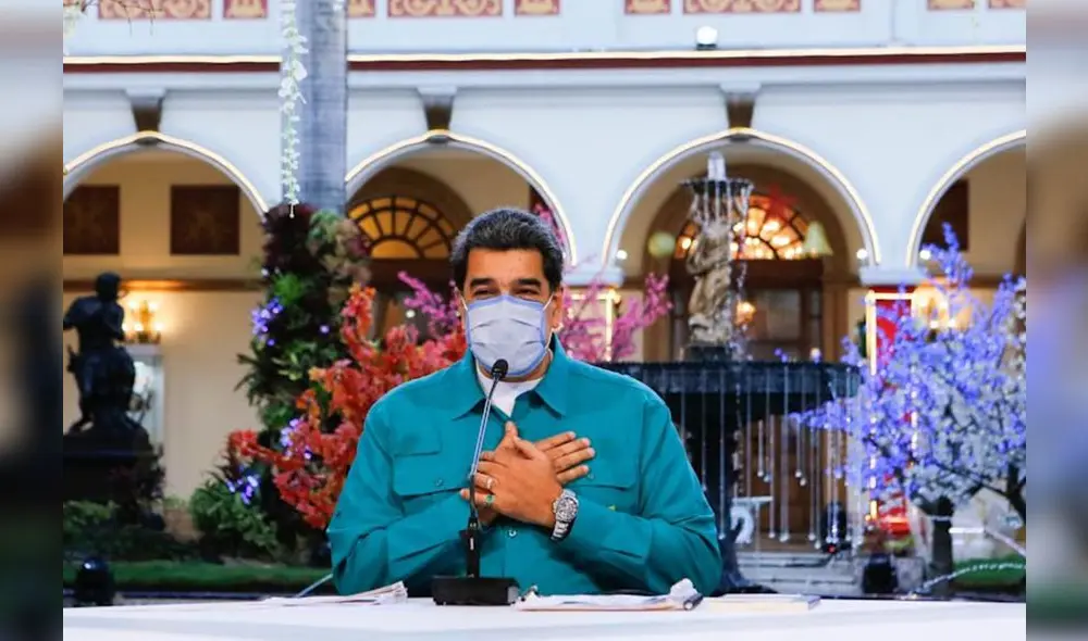 A market trader shows different currency notes in Caracas on March 10, 2019, during the third day of a massive power outage which has left Venezuelans without communications, electricity and water. - The unprecedented power outage already left 15 patients dead and threatens to extend indefinitely, increasing distress for the severe political and economic crisis hitting the oil-rich South American nation. (Photo by Cristian Hernandez / AFP)