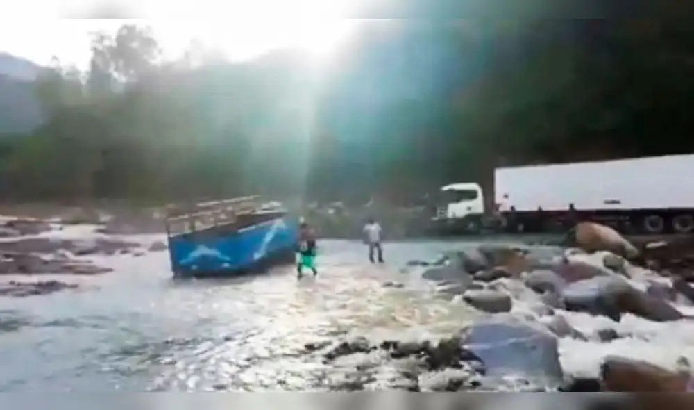 Pobladores se exponen al peligro al intentar llegar a distrito afectado por huaico en Cusco [VIDEO]