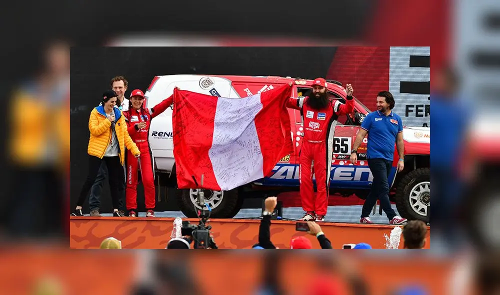 La dupla de ¿De 0 al Dakar' lleva una bandera peruana a cada rincón de Arabia Saudita. Foto: De 0 al Dakar