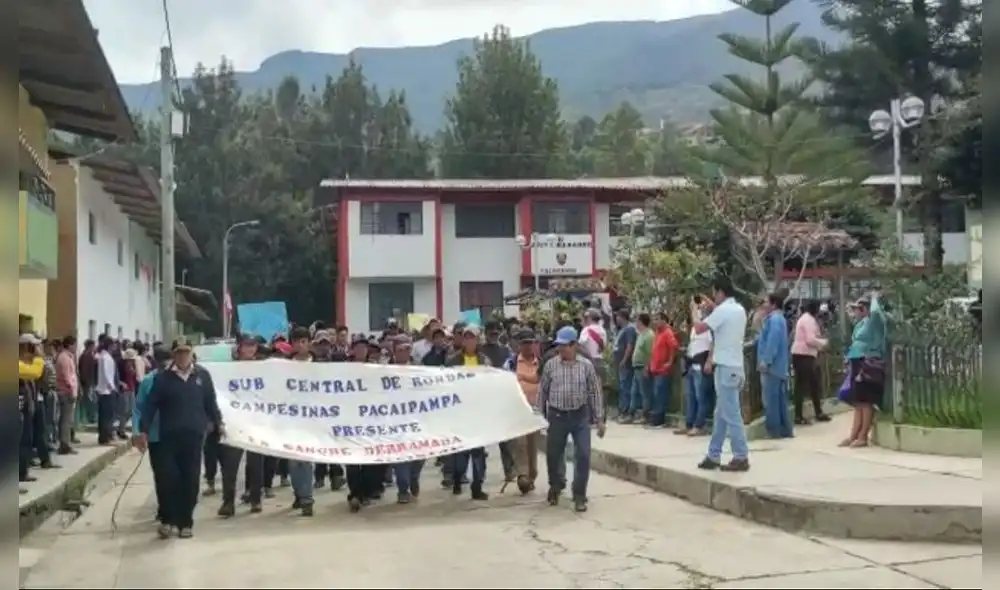 Ronderos salen a protestar con sus chicotes para exigir la salida de Dina Boluarte. Foto: La República.
