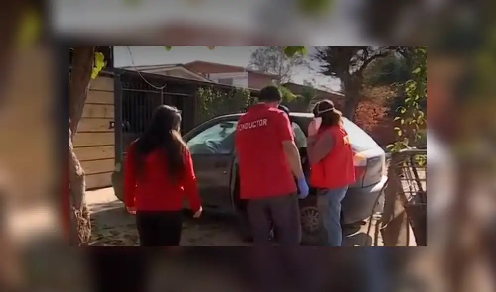 Mujer con COVID-19 pasa aislamiento dentro de su auto desde hace una semana por temor de contagiar a su familia. Foto: Meganoticias Mujer con COVID-19 pasa aislamiento dentro de su auto desde hace una semana por temor de contagiar a su familia. Foto: Meganoticias