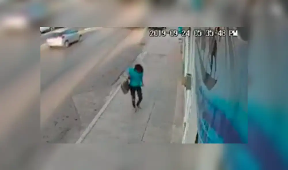 En Facebook, un joven bajó de un vehículo en movimiento y protagonizó un terrible accidente.