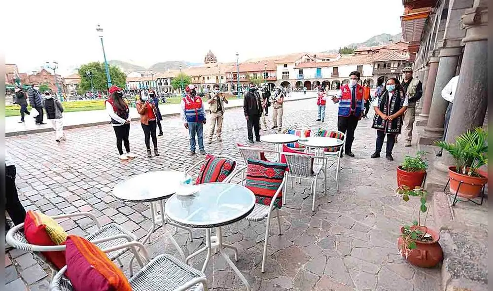Plaza mayor. Mesas y sillas forman parte del decorado del emblemático lugar, restaurantes hacen uso de veredas y pista para la atención de clientes.