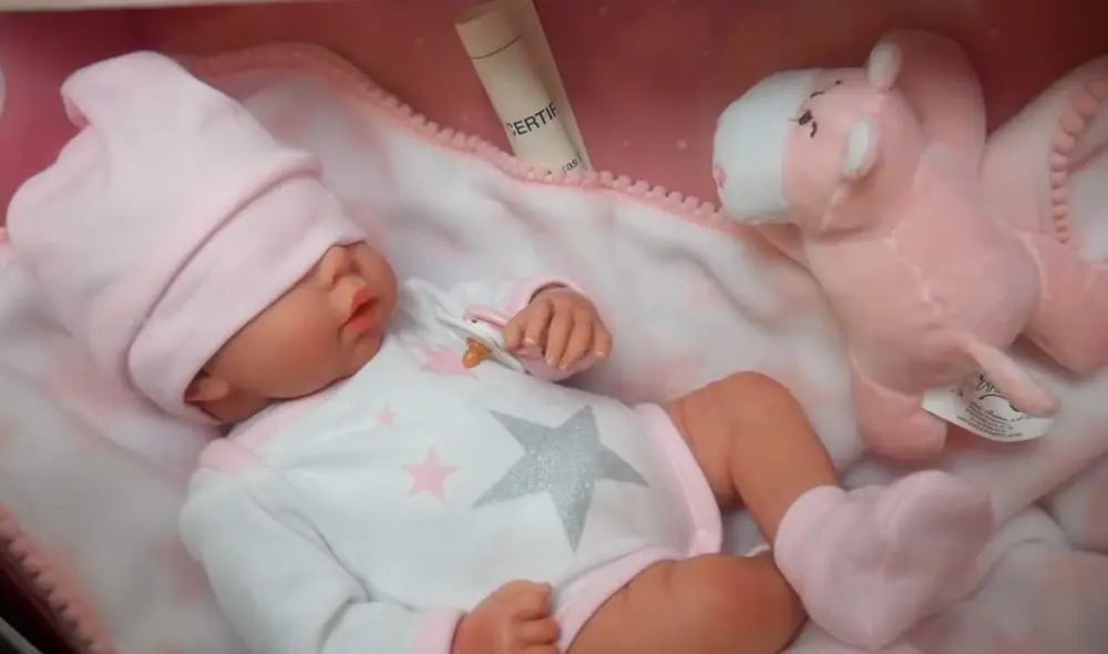 Desliza las imágenes para ver el aspecto de este costoso juguete que actualmente se vende en Lima. Foto: captura de YouTube/Ariana Bolo Arce Desliza las imágenes para ver el aspecto de este costoso juguete que actualmente se vende en Lima. Foto: captura de YouTube/Ariana Bolo Arce