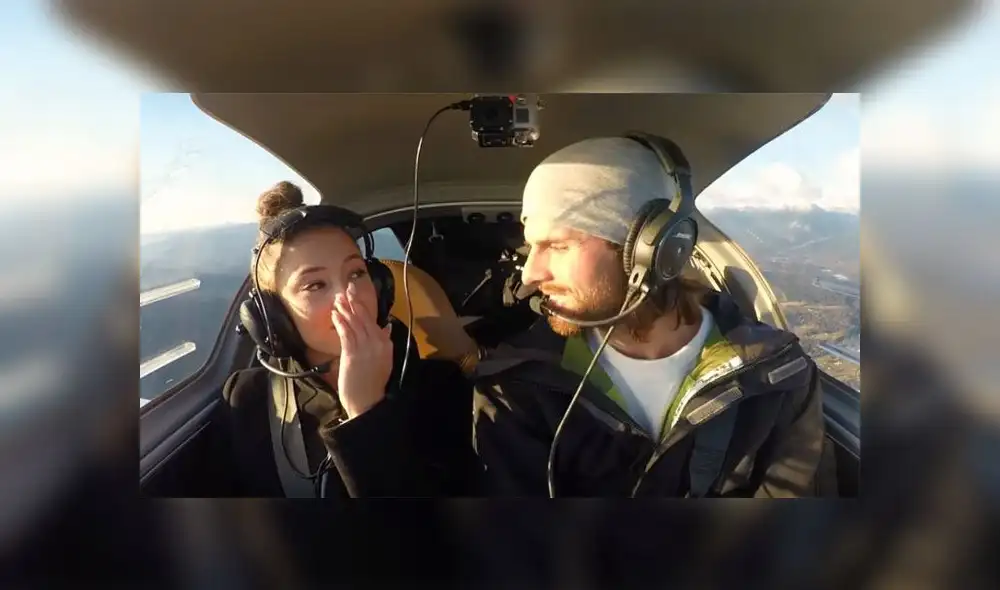 Desliza para descubrir la reacción de la joven al darse cuenta que su novia le estaba pidiendo matrimonio. Foto: Captura. Desliza para descubrir la reacción de la joven al darse cuenta que su novia le estaba pidiendo matrimonio. Foto: Captura.