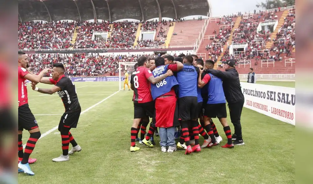 Los rojinegros celebraron el gol que les dio la victoria.