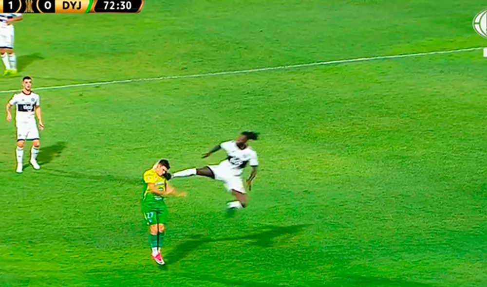 Olimpia vs. Defensa y Justicia: Emmanuel Adebayor ve la roja tras brutal patada a lo “Chiquito” Flores [VIDEO]