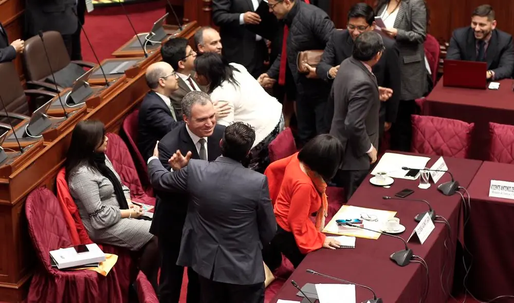 Premier Salvador del Solar y ministro Zeballos en la Comisión de Constitución. Foto: Aldair Mejía.