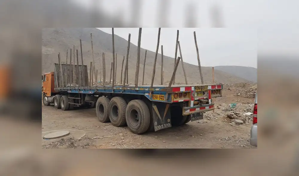El conductor del tráiler y la madre de la niña fueron conducidos a la comisaría de Huaycán para que rindan su manifestación. (Foto: Jéssica Merino / La República) El conductor del tráiler y la madre de la niña fueron conducidos a la comisaría de Huaycán para que rindan su manifestación. (Foto: Jéssica Merino / La República)