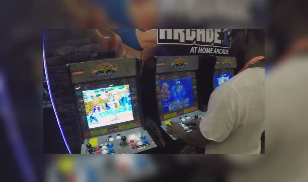 Inmensa cola se formó en EVO 2019 para probar la máquina arcade más grande del mundo. Algunos necesitarían ambas manos para controlar la palanca. Inmensa cola se formó en EVO 2019 para probar la máquina arcade más grande del mundo. Algunos necesitarían ambas manos para controlar la palanca.