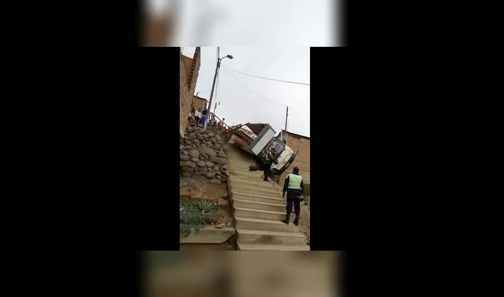 El camión cayó 50 metros por una escalera El camión cayó 50 metros por una escalera