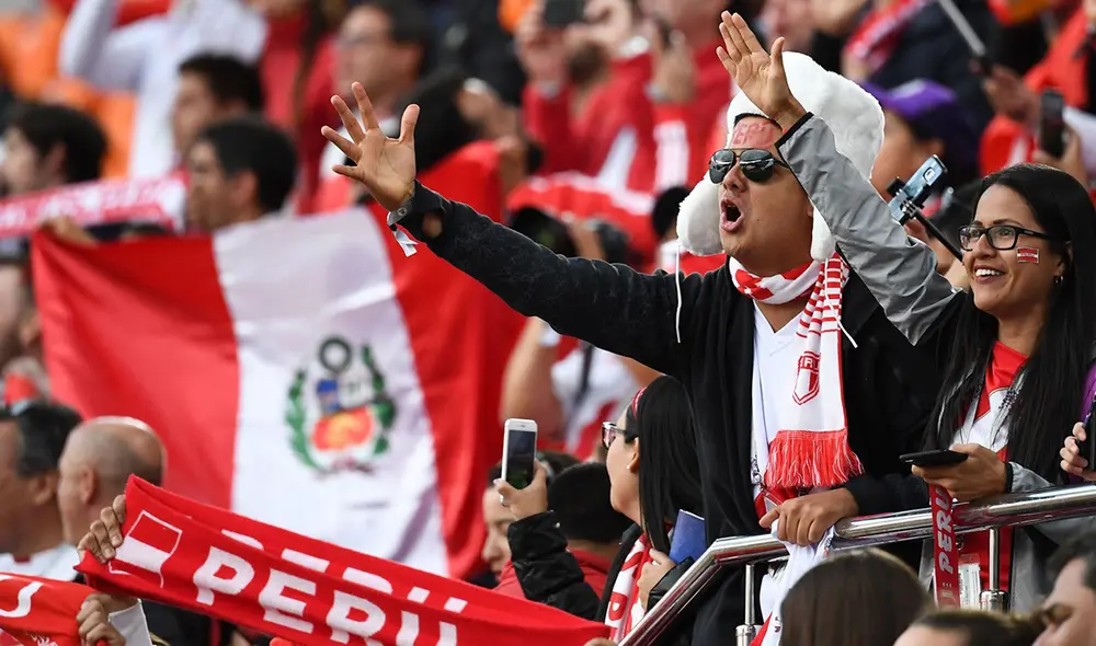 Los hinchas que conserven su "Abono Blanquirrojo" deberán seguir las indicaciones de la FPF para resolver su situación. Foto: AFP Los hinchas que conserven su "Abono Blanquirrojo" deberán seguir las indicaciones de la FPF para resolver su situación. Foto: AFP