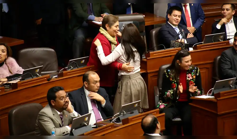 Congresistas corren a abrazarse tras aprobarse proyecto de alternancia y paridad de género [VIDEO]