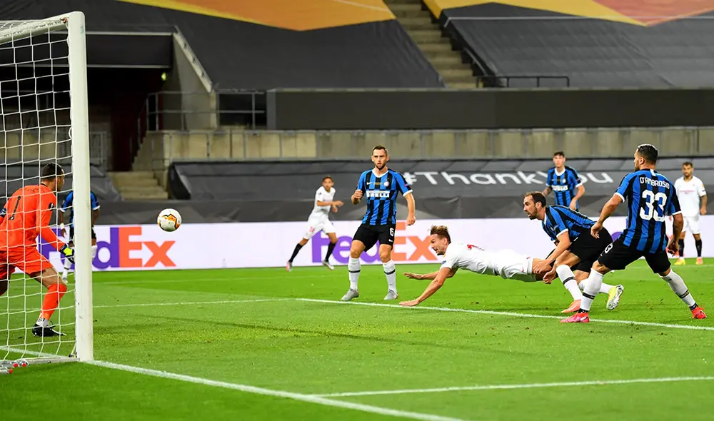 Luuk de Jong marcó el empate para Sevilla con una impresionante 'palomita'. Foto: @UEFAcom_es Luuk de Jong marcó el empate para Sevilla con una impresionante 'palomita'. Foto: @UEFAcom_es