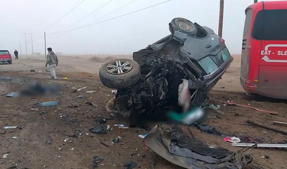 Camioneta donde viajaban siete personas volcó luego del choque frontal.
