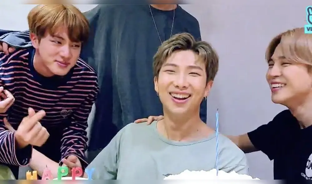 RM sopla las velas con sus compañeros de BTS. Foto: VLIve