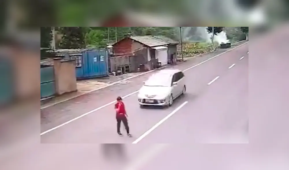 Facebook viral: joven casi muere atropellado por cruzar la pista totalmente distraído [VIDEO]