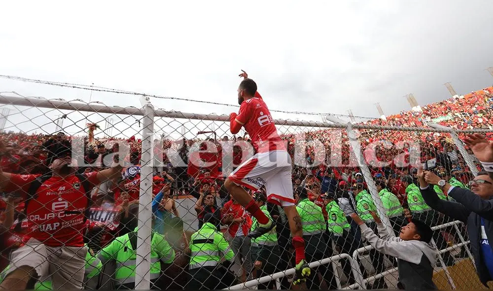 Los hinchas y jugadores se unieron para celebrar el campeonato.