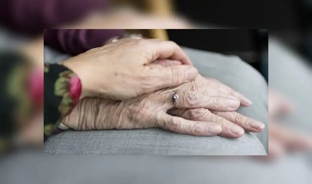 Los dos ancianos pudieron tomarse de la mano por última vez. Fuente: foto referencial.