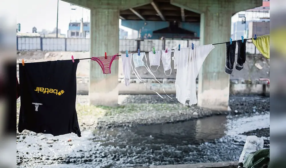 Ropa tendida bajo el puente. (Foto: John Reyes)