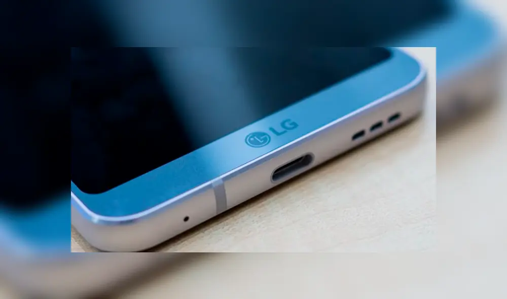 El micrófono suele estar ubicado al costado del parlante o el puerto de audífonos. Foto: Captura / YouTube.