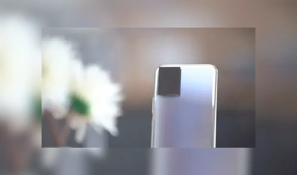 El smartphone de Vivo puede pasar de un color azul muy intenso a plateado. Foto: SAMAGAME. El smartphone de Vivo puede pasar de un color azul muy intenso a plateado. Foto: SAMAGAME.