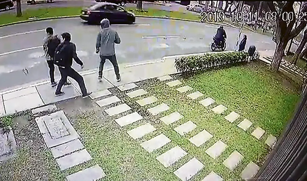 Despiste. Los tres jóvenes trataron de huir en cuestión de segundos al ver la camioneta acercarse.
