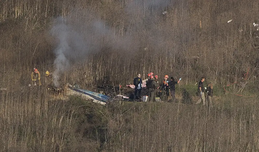 Rescatan tres cuerpos del accidente en helicóptero en el que murió la estrella de Kobe Bryant. Foto: AFP