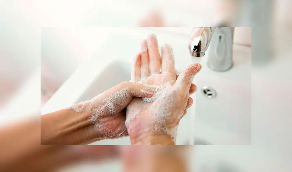 Lavarte las manos con alcohol antibacterial o con agua y jabón: ¿qué es mejor?