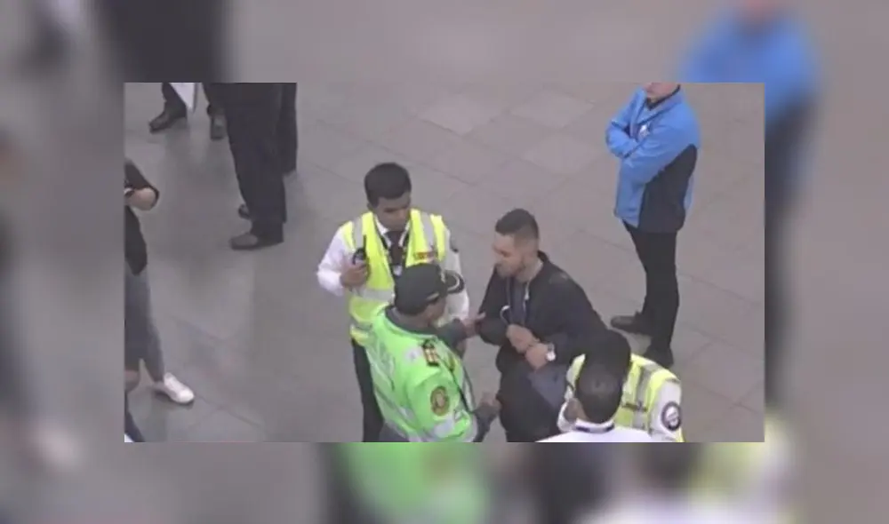 El colombiano David Vaquero Fonseca quiso apropiarse de la mochila de un viajero. (Foto: Captura de video / América Noticias) El colombiano David Vaquero Fonseca quiso apropiarse de la mochila de un viajero. (Foto: Captura de video / América Noticias)