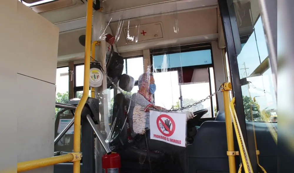 Además de usar mascarilla y guantes, se aísla al conductor con cortinas de plástico.