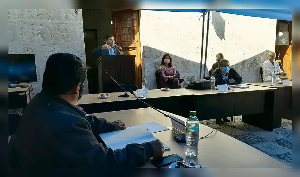 Presentación. Consejeros escucharon versión de equipo.