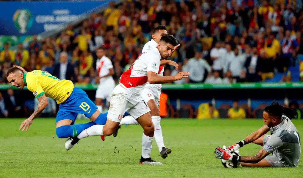 Roberto Tobar explicó por qué cobró penal a favor de Brasil previo al 3-1 en la final de la Copa América 2019. | Foto: EFE
