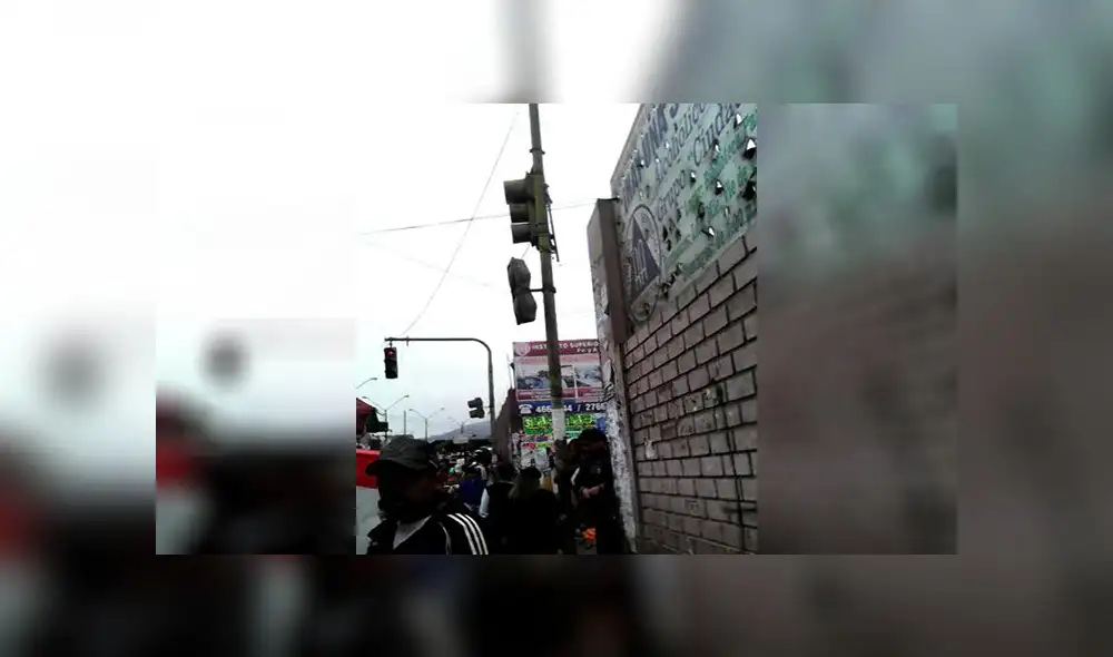 SJM: peatones en peligro por semáforo malogrado SJM: peatones en peligro por semáforo malogrado