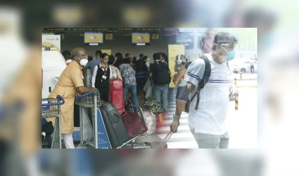 Mientras que algunos pudieron alcanzar boletos para volar antes del cierre de fronteras, otros buscan opciones para alojarse los próximos 15 días. (Foto: Antonio Melgarejo / La República) Mientras que algunos pudieron alcanzar boletos para volar antes del cierre de fronteras, otros buscan opciones para alojarse los próximos 15 días. (Foto: Antonio Melgarejo / La República)