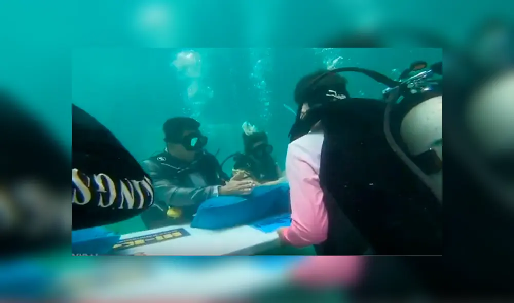 Desliza hacia la izquierda para ver la boda submarina que emocionó a miles de usuarios de YouTube. Desliza hacia la izquierda para ver la boda submarina que emocionó a miles de usuarios de YouTube.