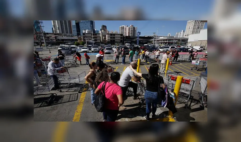 Decenas de personas, algunas con tapabocas, hacen fila este viernes para realizar compras en un supermercado de Panamá. Foto: EFE Decenas de personas, algunas con tapabocas, hacen fila este viernes para realizar compras en un supermercado de Panamá. Foto: EFE