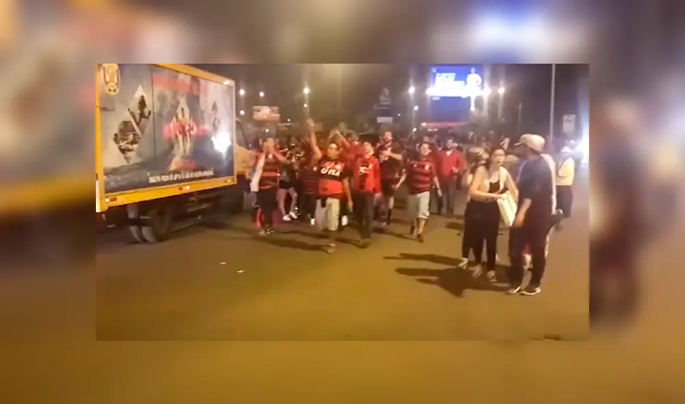 Hinchas de Flamengo arengaron a su salida del Monumental. Foto: Captura Hinchas de Flamengo arengaron a su salida del Monumental. Foto: Captura