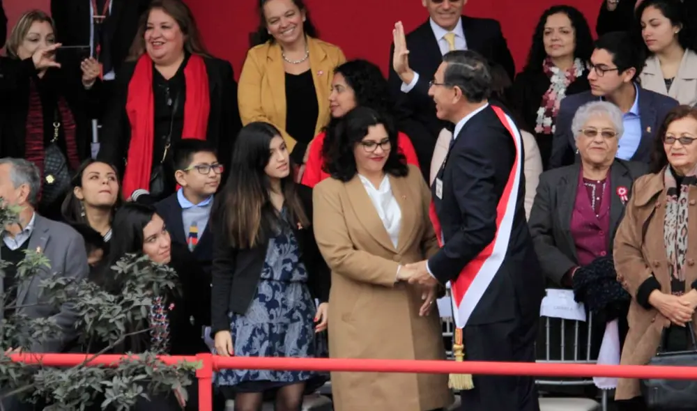Martín Vizcarra se sentó junto a primera dama durante Parada Militar Martín Vizcarra se sentó junto a primera dama durante Parada Militar