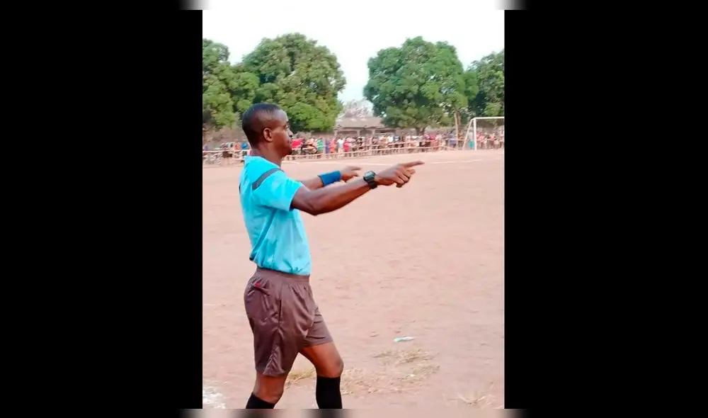 Árbitro de liga de África fue “presionado” por hincha armado cuando revisaba el VAR [FOTOS]