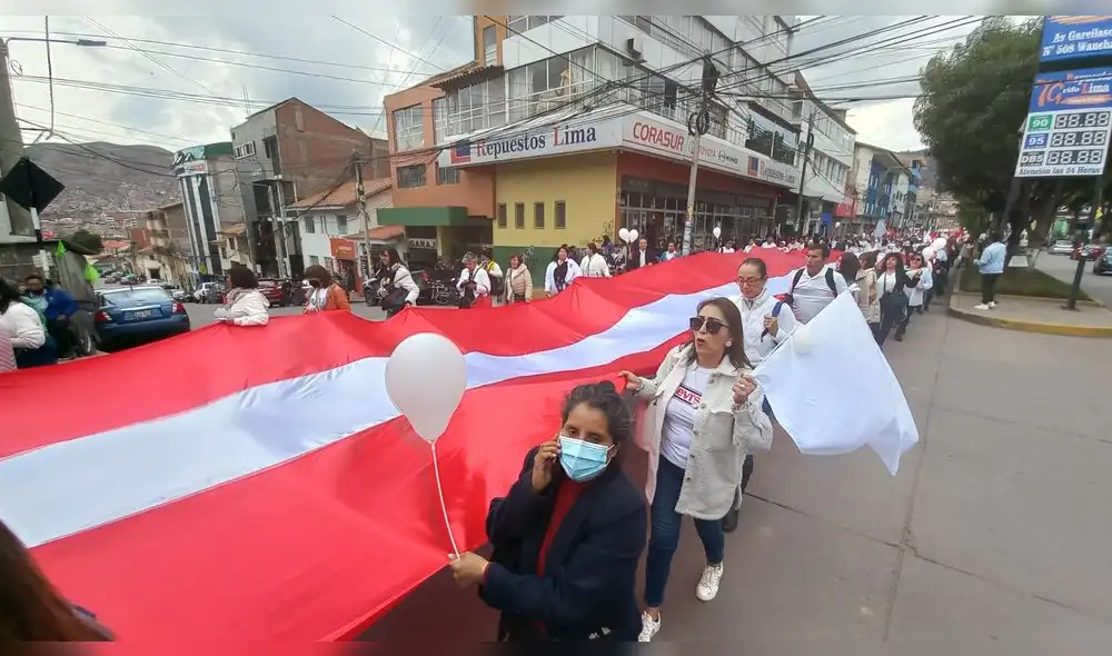 Cusco. Empresarios de turismo, religiosos, policías y militares en retiro salieron a las calles a pedir que retorne la paz al país.