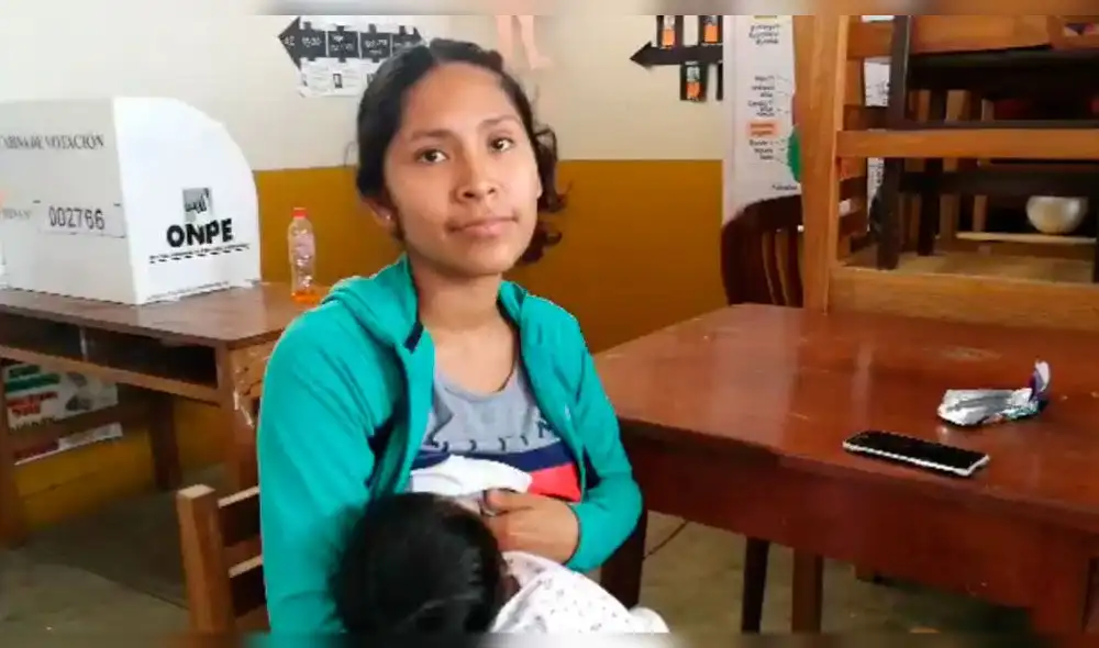 Joven madre participa como miembro de mesa con su bebé en brazos en Chimbote