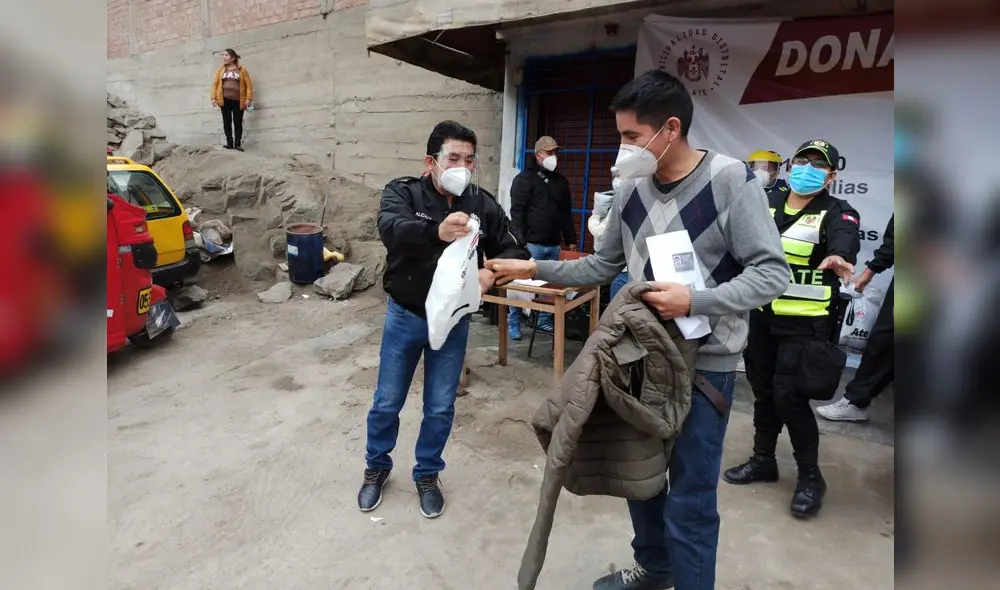 Reparten 15 mil casacas a población vulnerable de Ate Vitarte. / Creditos: María Pía Ponce/ URPI-GLR