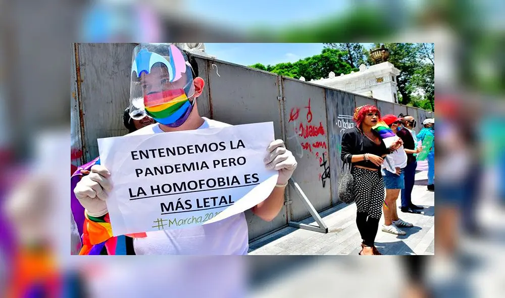 Decenas de personas de la comunidad LGBTI marcharon el sábado en Ciudad de México, como también hicieron en Medellín (Colombia). Foto: EFE