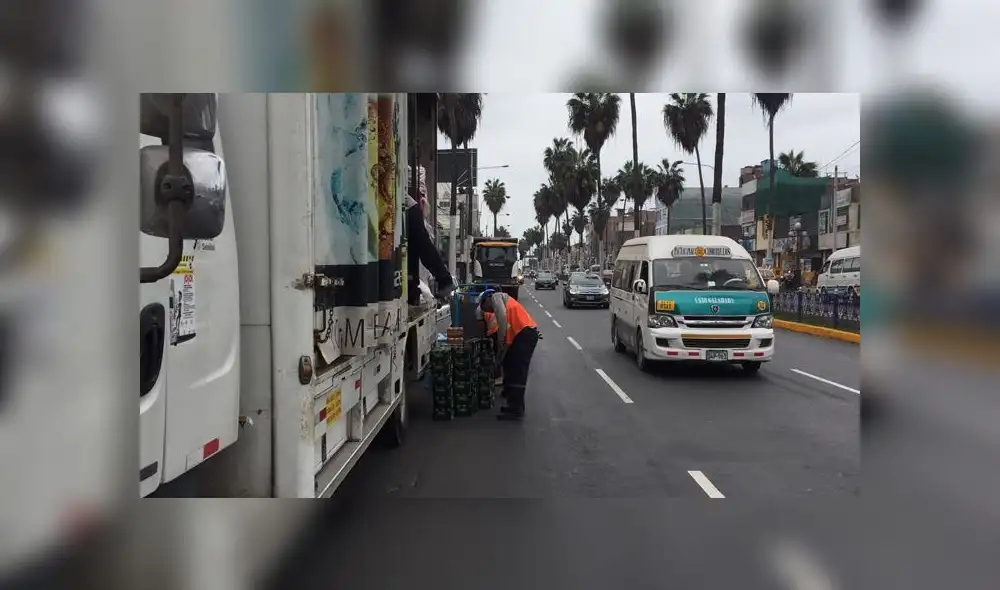 #YoDenuncio: camión descarga productos en plena avenida