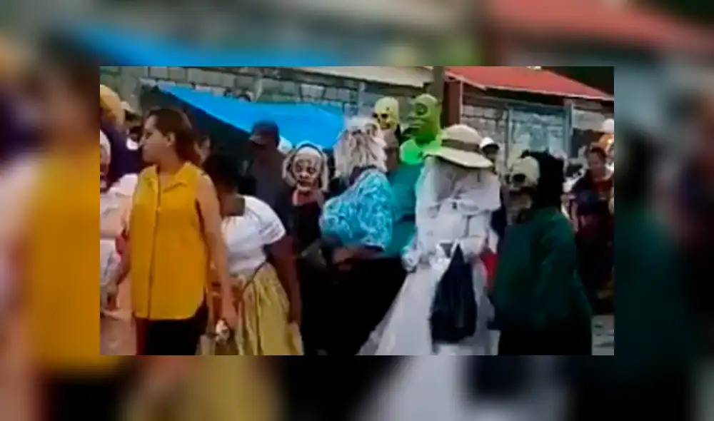 Facebook viral: joven disfrazado de Shrek sufre insólita caída durante pasacalle [VIDEO]