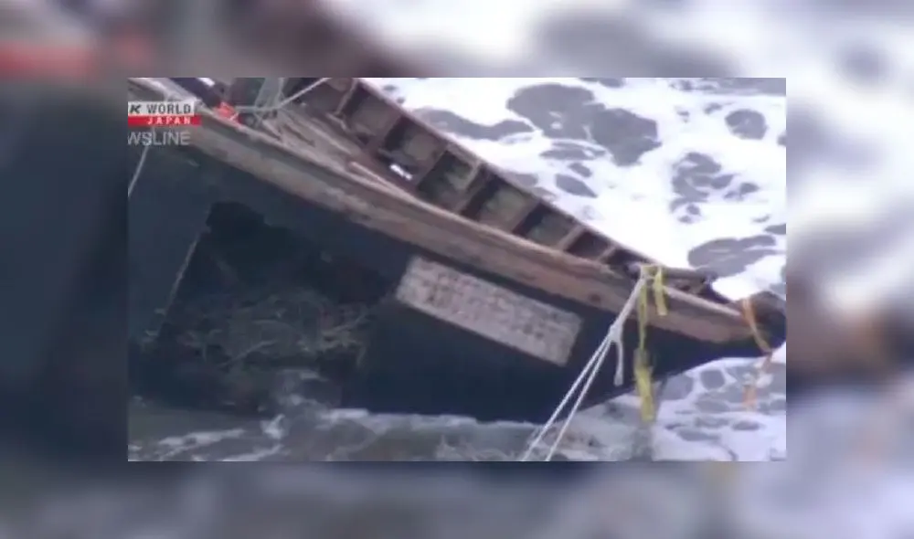 El barco fue posiblemente un naufragio que venía de Corea del Norte. Captura de video: NHK. El barco fue posiblemente un naufragio que venía de Corea del Norte. Captura de video: NHK.