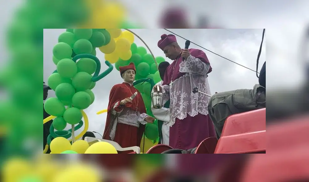Obispo de Buenaventura bendiciendo su ciudad desde un camión de bomberos. Foto: BBC News