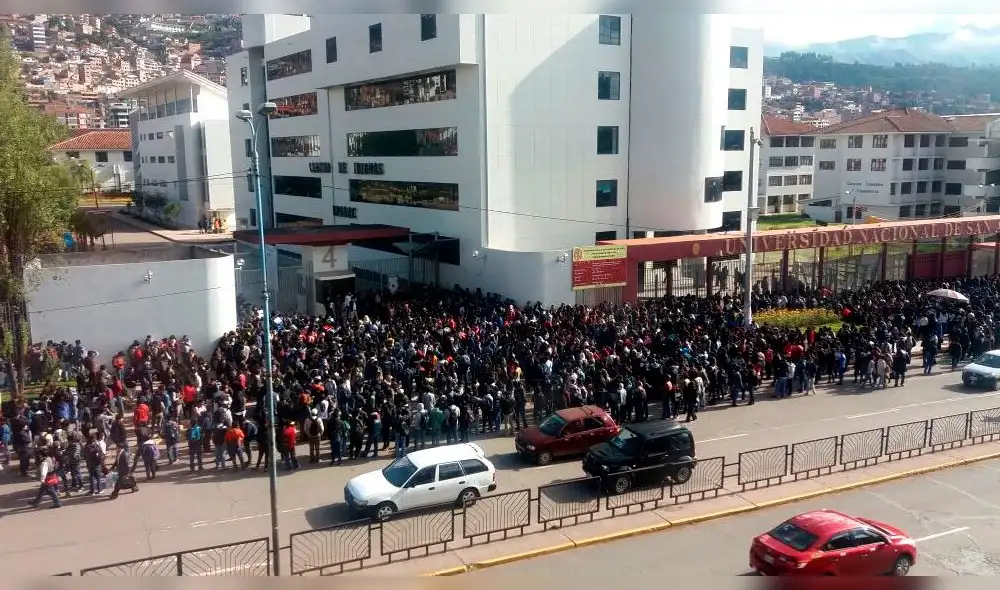 Fujimori: Derriban muro de aeropuerto en Cusco en protesta contra el indulto [VIDEO]